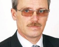 керівник служби з працевлаштування, спеціаліст вищої категорії, викладач-методист, кандидат історичних наук, доцент, заслужений працівник профспілки працівників освіти і науки України, лауреат премії Омеляна Поповича